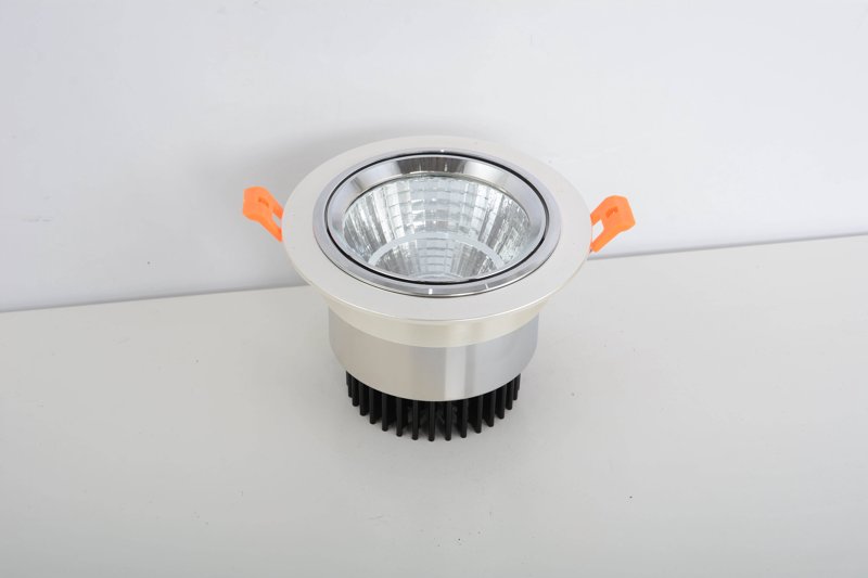 走进光的世界：LED灯具行业动态